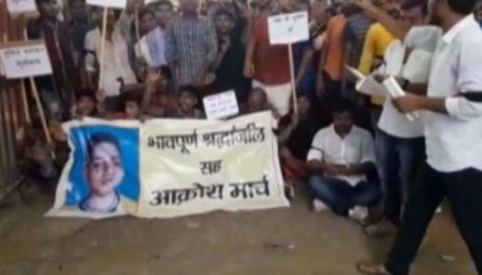 बक्सरः छात्र की हत्या के बाद प्रदर्शन, पुलिस को मिला 72 घंटे का अल्टीमेटम बक्सरः छात्र की हत्या के बाद प्रदर्शन, पुलिस को मिला 72 घंटे का अल्टीमेटम