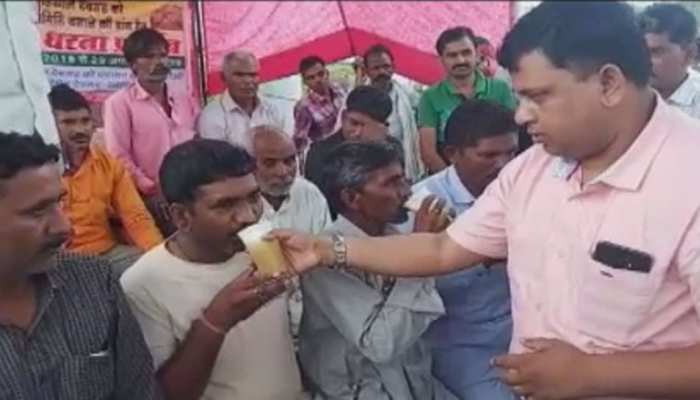 प्रतापगढ़: पंचायत समिति को लेकर आमरण अनशन पर बैठे ग्रामीणों का धरना खत्म प्रतापगढ़: पंचायत समिति को लेकर आमरण अनशन पर बैठे ग्रामीणों का धरना खत्म