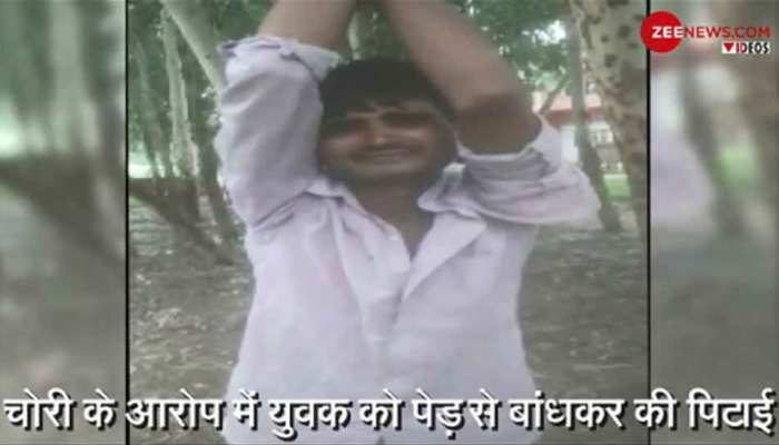 बाराबंकी: चोरी के आरोप में दबंगों ने युवक को पेड़ से बांधकर पीटा, वायरल हुआ Video बाराबंकी: चोरी के आरोप में दबंगों ने युवक को पेड़ से बांधकर पीटा, वायरल हुआ Video