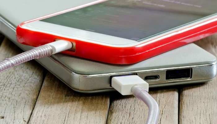 USB केबल से डेटा चोरी का खतरा, अनलॉक कर फोन चार्ज करने से बचें क्योंकि... USB केबल से डेटा चोरी का खतरा, अनलॉक कर फोन चार्ज करने से बचें क्योंकि...