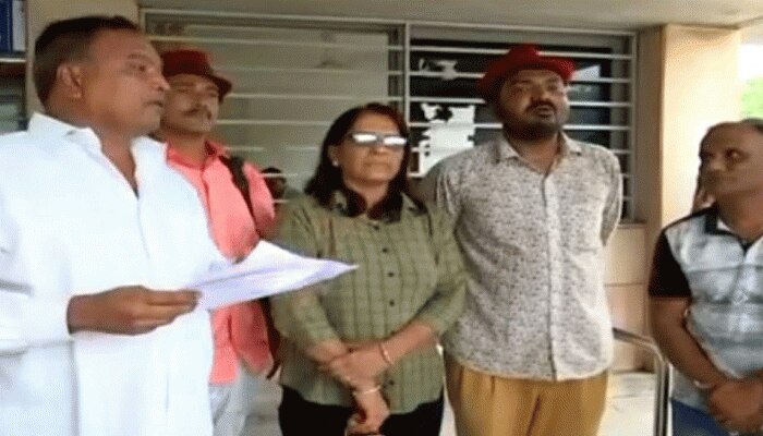 गुजरातः स्कूल में करतब दिखाने पर बैन से नाराज हुए जादूगर, सरकार को सम्मान करेंगे वापस गुजरातः स्कूल में करतब दिखाने पर बैन से नाराज हुए जादूगर, सरकार को सम्मान करेंगे वापस