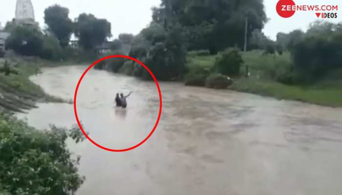 VIDEO: MP के सीहोर में नेवज नदी के बहाव में बहे पिता-पुत्र, जांबाज युवक ने कूदकर बचाई जान VIDEO: MP के सीहोर में नेवज नदी के बहाव में बहे पिता-पुत्र, जांबाज युवक ने कूदकर बचाई जान