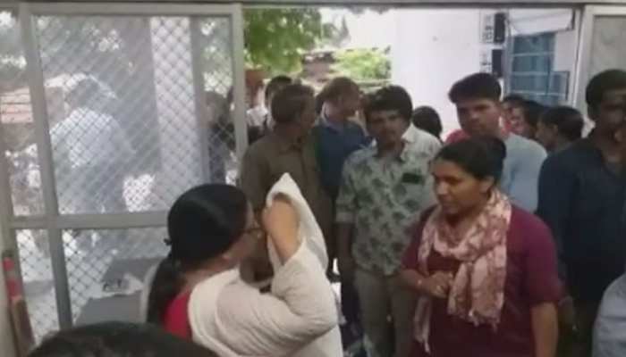 प्रतापगढ़: जवाहर नवोदय विद्यालय की हालत देख SDM ने लगाई प्रिंसिपल की क्लास प्रतापगढ़: जवाहर नवोदय विद्यालय की हालत देख SDM ने लगाई प्रिंसिपल की क्लास