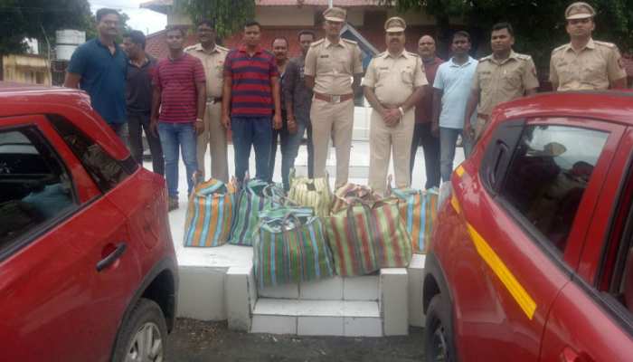 विदर्भ: शराब तस्करी के आरोप में दो कार चालक गिरफ्तार, भारी मात्रा में शराब बरामद विदर्भ: शराब तस्करी के आरोप में दो कार चालक गिरफ्तार, भारी मात्रा में शराब बरामद