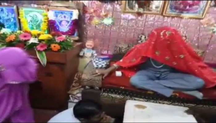 विज्ञान के नाम पर गायब हो गए ढोंगी बाबा, सिर पर चुनरी डालकर खुद को कहते थे 'भगवान' विज्ञान के नाम पर गायब हो गए ढोंगी बाबा, सिर पर चुनरी डालकर खुद को कहते थे 'भगवान'