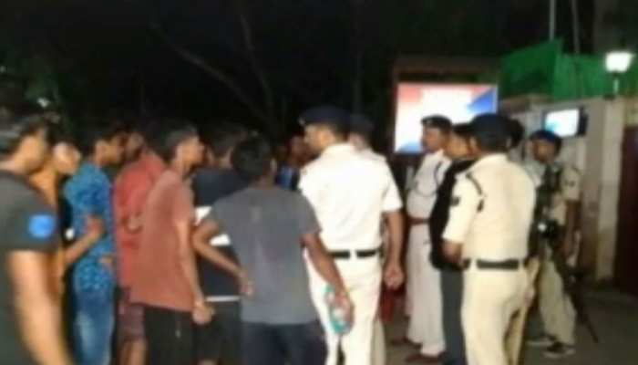 बिहार: मुख्यमंत्री के गृह जिले में अवैध शराब को लेकर लोगों ने की नारेबाजी, ASP ने कराया शांत बिहार: मुख्यमंत्री के गृह जिले में अवैध शराब को लेकर लोगों ने की नारेबाजी, ASP ने कराया शांत