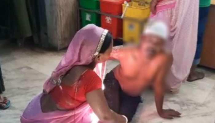 बिहार: छेड़खानी का विरोध करने पर बदमाशों ने परिवार के 16 लोगों पर फेंका तेजाब, बुरी तरह घायल बिहार: छेड़खानी का विरोध करने पर बदमाशों ने परिवार के 16 लोगों पर फेंका तेजाब, बुरी तरह घायल