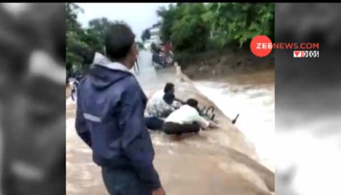 VIDEO: बाइक लेकर उफनती पुलिया पार करने लगे युवक, हाथ से छूटी बाइक और फिर... VIDEO: बाइक लेकर उफनती पुलिया पार करने लगे युवक, हाथ से छूटी बाइक और फिर...