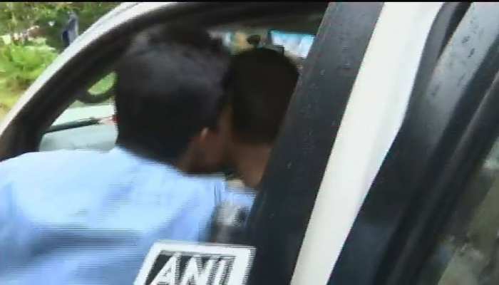 समर्थकों से मिल रहे थे राहुल गांधी, अचानक शख्स ने कर लिया KISS, देखें वीडियो... समर्थकों से मिल रहे थे राहुल गांधी, अचानक शख्स ने कर लिया KISS, देखें वीडियो...
