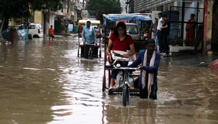 गुजरात में जारी है भारी बारिश, वर्षाजनित हादसों में 2 की मौत, जनजीवन हुआ प्रभावित गुजरात में जारी है भारी बारिश, वर्षाजनित हादसों में 2 की मौत, जनजीवन हुआ प्रभावित