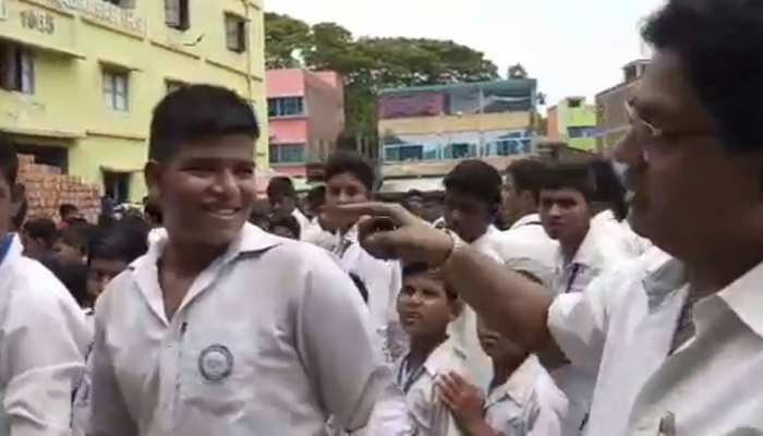 पश्चिम बंगाल: स्कूल के छात्रों को लगा फिल्मस्टार्स के हेयरस्टाइल का चस्का, शिक्षक परेशान पश्चिम बंगाल: स्कूल के छात्रों को लगा फिल्मस्टार्स के हेयरस्टाइल का चस्का, शिक्षक परेशान