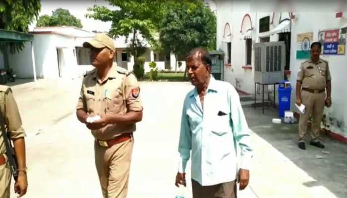 रिटायर्ड दरोगा की दंबगई से परेशान शख्स ने SSP ऑफिस में खाया जहर, हुई मौत रिटायर्ड दरोगा की दंबगई से परेशान शख्स ने SSP ऑफिस में खाया जहर, हुई मौत