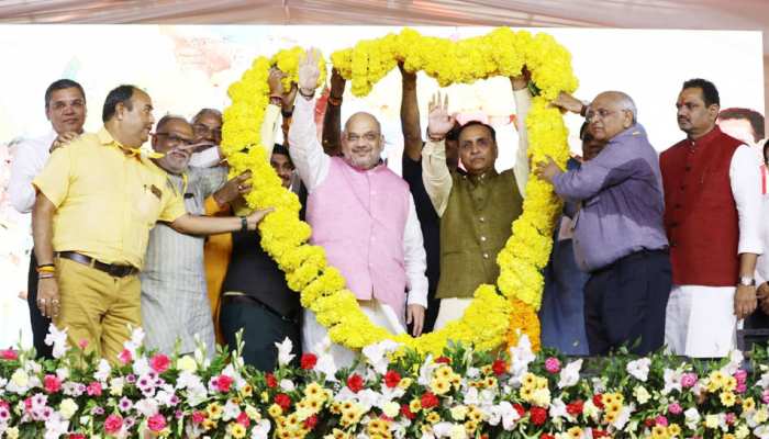 अमित शाह ने अहमदाबाद में 8 इलेक्ट्रिक बसों को दिखाई हरी झंडी, दिया पर्यावरण संरक्षण का संदेश अमित शाह ने अहमदाबाद में 8 इलेक्ट्रिक बसों को दिखाई हरी झंडी, दिया पर्यावरण संरक्षण का संदेश