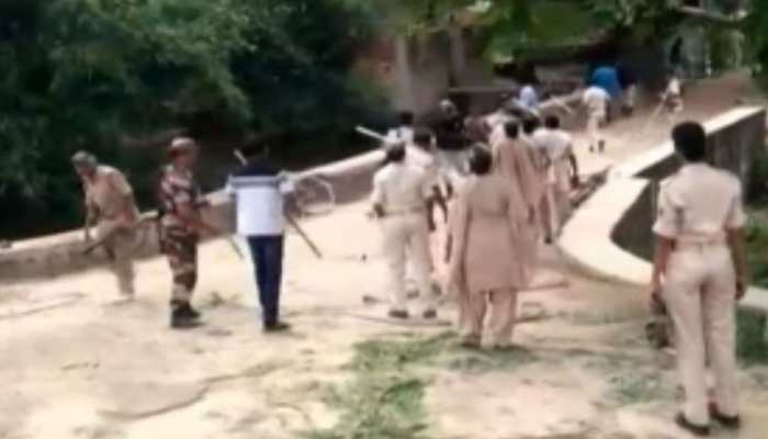 बिहार: नवादा में शराब की छापेमारी करने गई पुलिस पर लोगों ने किया हमला, चार पुलिसकर्मी घायल बिहार: नवादा में शराब की छापेमारी करने गई पुलिस पर लोगों ने किया हमला, चार पुलिसकर्मी घायल