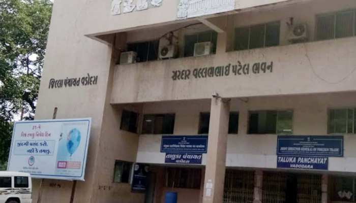 BJP लहर में यहां जीती थी कांग्रेस, अब 10 सदस्यों ने की बगावत BJP लहर में यहां जीती थी कांग्रेस, अब 10 सदस्यों ने की बगावत