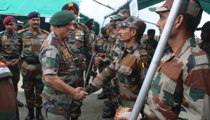 आज LoC से सटे इलाकों का दौरा करेंगे सेना प्रमुख, पाक गोलाबारी के पीड़ितों से करेंगे मुलाकात आज LoC से सटे इलाकों का दौरा करेंगे सेना प्रमुख, पाक गोलाबारी के पीड़ितों से करेंगे मुलाकात