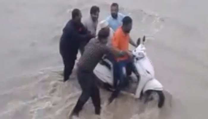 प्रतापगढ़ में तेज बारिश के बाद नदियां उफान पर, जलमग्न हुए कई रास्ते प्रतापगढ़ में तेज बारिश के बाद नदियां उफान पर, जलमग्न हुए कई रास्ते