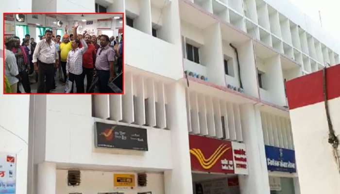 वाराणसी: डाकखाने से खाताधारकों के अकाउंट से पैसे हुए छू मंतर, तीन कर्मी सस्पेंड वाराणसी: डाकखाने से खाताधारकों के अकाउंट से पैसे हुए छू मंतर, तीन कर्मी सस्पेंड