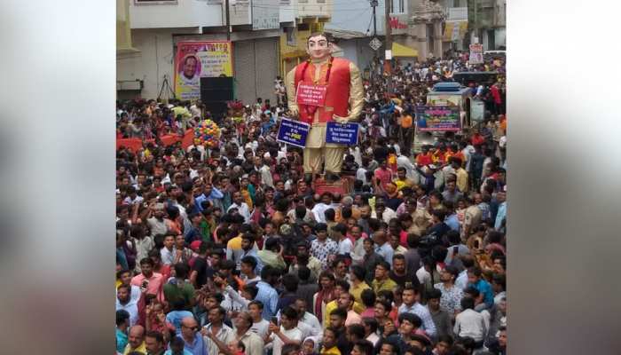 नागपुर: 'मारबत' त्योहार पर लोगों ने निकाली पाकिस्तानी पीएम इमरान खान के पुतले पर भड़ास नागपुर: 'मारबत' त्योहार पर लोगों ने निकाली पाकिस्तानी पीएम इमरान खान के पुतले पर भड़ास