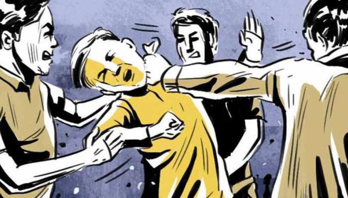 मध्य प्रदेश: बच्चा चोरी की अफवाह में लोगों ने बेकसूर को पीटा, अपने बेटे के साथ कर रहा था सफर मध्य प्रदेश: बच्चा चोरी की अफवाह में लोगों ने बेकसूर को पीटा, अपने बेटे के साथ कर रहा था सफर