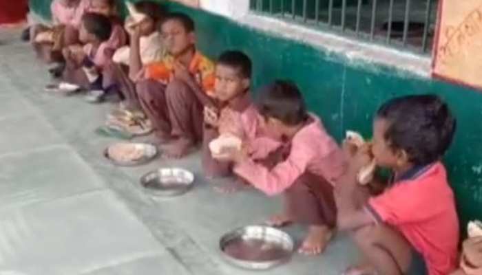 मिर्जापुर में मिड-डे मील में नमक रोटी खिलाने के मामले में 2 लोगों पर एफआईआर मिर्जापुर में मिड-डे मील में नमक रोटी खिलाने के मामले में 2 लोगों पर एफआईआर