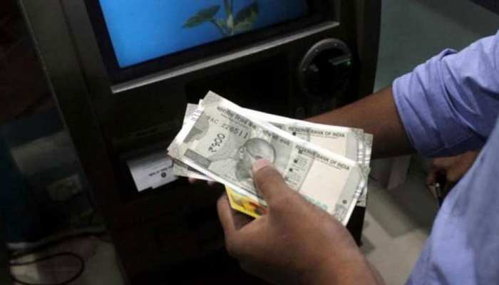 एटीएम का रखरखाव करने वाले ने ही लूटा ATM, सट्टेबाजी के शौक ने बना दिया था लाखों का कर्जदार एटीएम का रखरखाव करने वाले ने ही लूटा ATM, सट्टेबाजी के शौक ने बना दिया था लाखों का कर्जदार