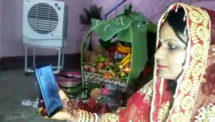 टेक्नोलॉजी का मुरीद हुआ सुहागिनों का तीज, वीडियो कॉलिंग की मदद से फौजी पति का दीदार टेक्नोलॉजी का मुरीद हुआ सुहागिनों का तीज, वीडियो कॉलिंग की मदद से फौजी पति का दीदार