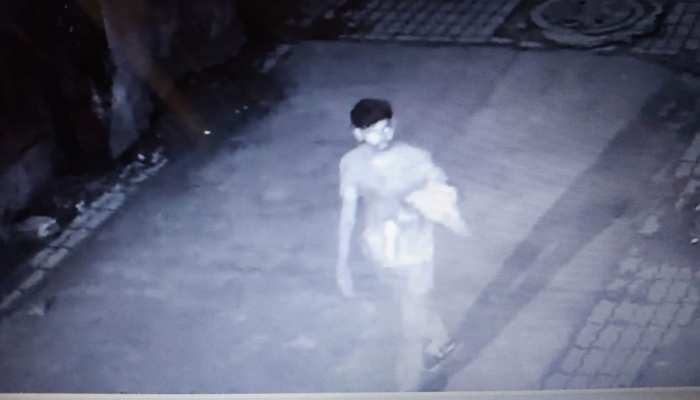 शोरूम में घुसा चोर, पहले नहाया, फिर बैग में रखा कैश, पहनी दूल्हे की पोशाक और हो गया फरार शोरूम में घुसा चोर, पहले नहाया, फिर बैग में रखा कैश, पहनी दूल्हे की पोशाक और हो गया फरार