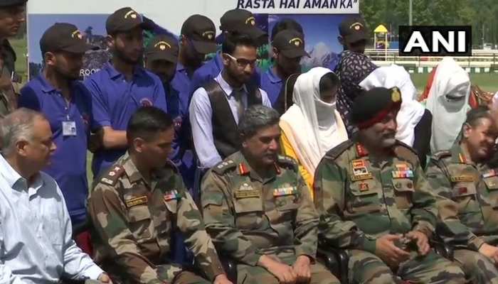 कश्मीर के युवाओं के लिए सेना का संदेश, 'नौजवान हथियार छोड़ें, भविष्य बनाएं' कश्मीर के युवाओं के लिए सेना का संदेश, 'नौजवान हथियार छोड़ें, भविष्य बनाएं'