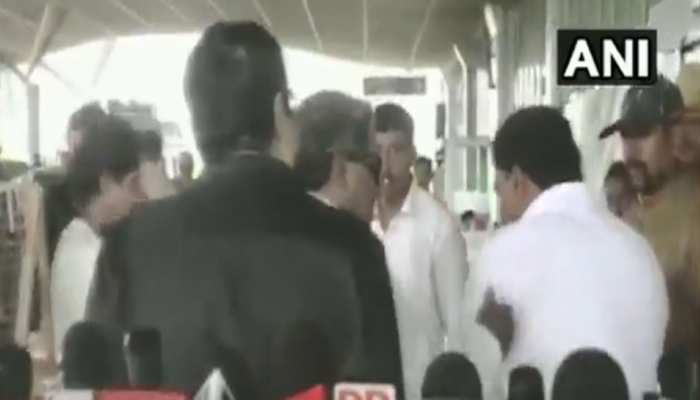 VIDEO: कांग्रेस नेता सिद्धारमैया ने खोया आपा, सबके सामने अपने सहयोगी को थप्पड़ जड़ा VIDEO: कांग्रेस नेता सिद्धारमैया ने खोया आपा, सबके सामने अपने सहयोगी को थप्पड़ जड़ा