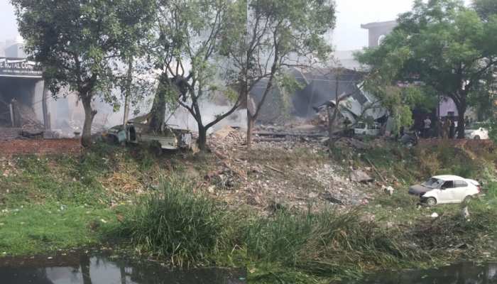 पंजाब: गुरदासपुर में पटाखा फैक्ट्री में हुआ धमाका, 18 की मौत, कई घायल पंजाब: गुरदासपुर में पटाखा फैक्ट्री में हुआ धमाका, 18 की मौत, कई घायल
