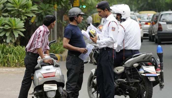 ट्रैफिक पुलिसकर्मियों ने यातायात नियम तोड़े तो भरना होगा दोगुना जुर्माना, जानें क्यों ट्रैफिक पुलिसकर्मियों ने यातायात नियम तोड़े तो भरना होगा दोगुना जुर्माना, जानें क्यों