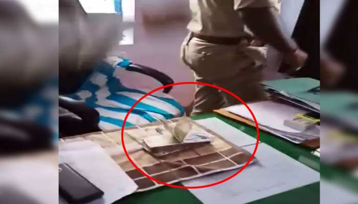 ...जब लोगों ने थाने पहुंचकर पुलिस अधिकारी की टेबल पर फेंकी नोटों की गड्डी ...जब लोगों ने थाने पहुंचकर पुलिस अधिकारी की टेबल पर फेंकी नोटों की गड्डी