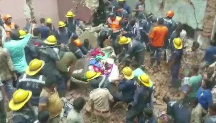 अहमदाबाद में गिरी 3 मंजिला इमारत, 10 लोगों के फंसे होने की आशंका, रेस्क्यू जारी अहमदाबाद में गिरी 3 मंजिला इमारत, 10 लोगों के फंसे होने की आशंका, रेस्क्यू जारी