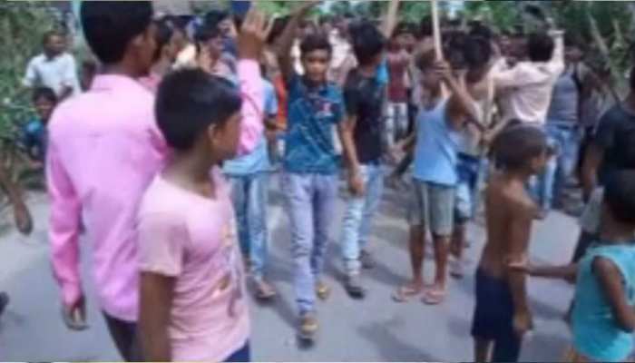बिहार: बच्चा चोर की अफवाह में भीड़ ने दो युवकों को जमकर पीटा, पुलिस ने छिपकर बचाई जान बिहार: बच्चा चोर की अफवाह में भीड़ ने दो युवकों को जमकर पीटा, पुलिस ने छिपकर बचाई जान