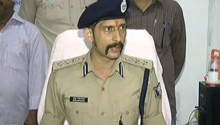 मुंगेर: मनु महाराज ने की बड़ी कार्रवाई, लापरवाही बरतने के मामले 5 अधिकारियों को किया निलंबित मुंगेर: मनु महाराज ने की बड़ी कार्रवाई, लापरवाही बरतने के मामले 5 अधिकारियों को किया निलंबित