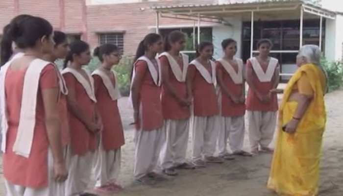 बाड़मेर की रिटायर्ड टीचर ने कुछ ऐसे उठाया किसान की लड़कियों को पढ़ाने का जिम्मा बाड़मेर की रिटायर्ड टीचर ने कुछ ऐसे उठाया किसान की लड़कियों को पढ़ाने का जिम्मा