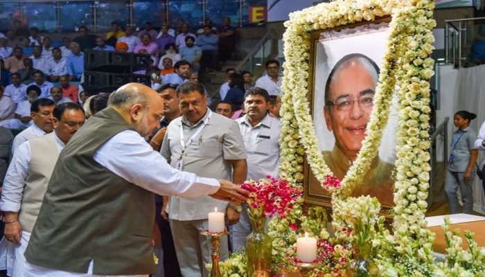 अरुण जेटली के गोद लिए गांव में अभी भी पसरा है सन्नाटा, उनके कामों को याद कर रो रही महिलाएं अरुण जेटली के गोद लिए गांव में अभी भी पसरा है सन्नाटा, उनके कामों को याद कर रो रही महिलाएं