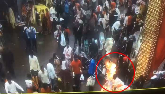 VIDEO: भरे बाजार में शख्स ने पेट्रोल डालकर खुद को आग लगाई, वारदात सीसीटीवी में कैद VIDEO: भरे बाजार में शख्स ने पेट्रोल डालकर खुद को आग लगाई, वारदात सीसीटीवी में कैद