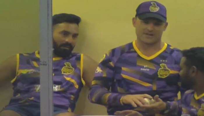 इस टीम के ड्रेसिंग रूम में दिखे दिनेश कार्तिक, BCCI ने भेजा नोटिस; कहा- 7 दिन के भीतर जवाब दें इस टीम के ड्रेसिंग रूम में दिखे दिनेश कार्तिक, BCCI ने भेजा नोटिस; कहा- 7 दिन के भीतर जवाब दें