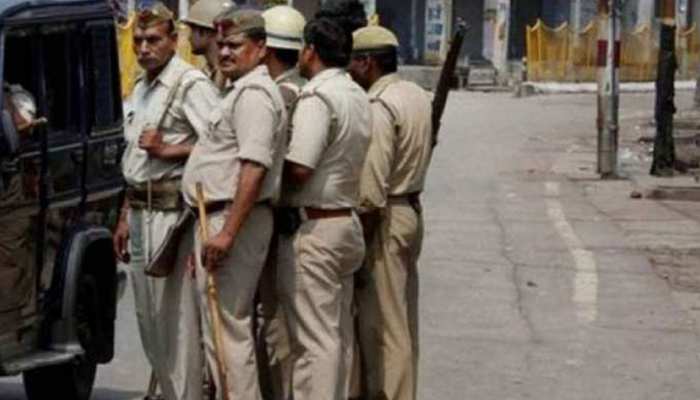 कौशांबी: भीड़ को संभालने पहुंची पुलिस खुद बच्चे के स्पर्श से कराने लगी इलाज कौशांबी: भीड़ को संभालने पहुंची पुलिस खुद बच्चे के स्पर्श से कराने लगी इलाज