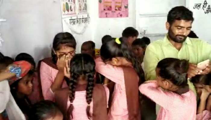 एक टीचर ऐसा भी! ट्रांसफर हुआ तो फूट-फूट कर रोने लगे छात्र एक टीचर ऐसा भी! ट्रांसफर हुआ तो फूट-फूट कर रोने लगे छात्र