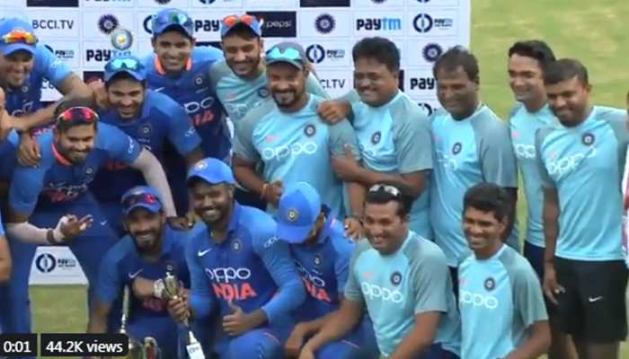 'दानवीर' क्रिकेटर: जीत के हीरो रहे संजू सैमसन ने जीता दिल, इनको दान कर दी अपनी मैच फीस 'दानवीर' क्रिकेटर: जीत के हीरो रहे संजू सैमसन ने जीता दिल, इनको दान कर दी अपनी मैच फीस