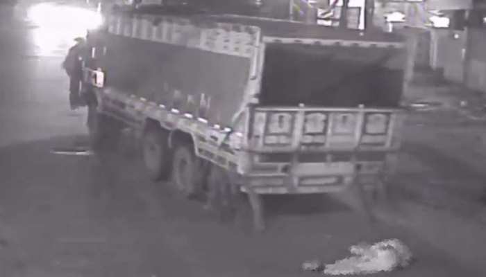 ड्यूटी पर जा रहे होमगार्ड की ट्रक से कुचल कर दर्दनाक मौत, CCTV में कैद हुई घटना ड्यूटी पर जा रहे होमगार्ड की ट्रक से कुचल कर दर्दनाक मौत, CCTV में कैद हुई घटना