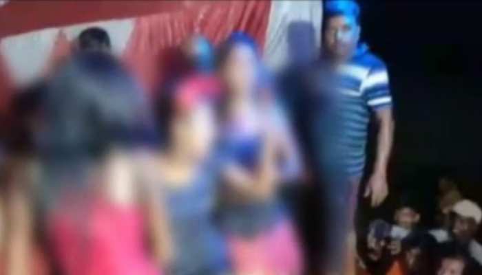 बिहार : दरभंगा में JDU नेता ने बार बालाओं के साथ किया अश्लील डांस, VIDEO वायरल बिहार : दरभंगा में JDU नेता ने बार बालाओं के साथ किया अश्लील डांस, VIDEO वायरल