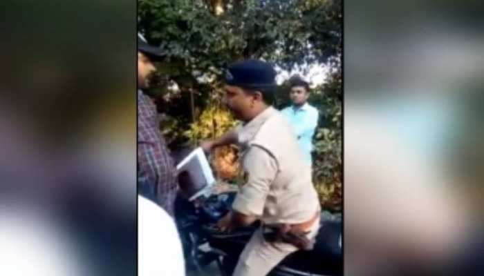 VIDEO: चालान कटने से युवक को आया गुस्सा, बिना हेलमेट बाइक चला रहा था दारोगा, फिर... VIDEO: चालान कटने से युवक को आया गुस्सा, बिना हेलमेट बाइक चला रहा था दारोगा, फिर...