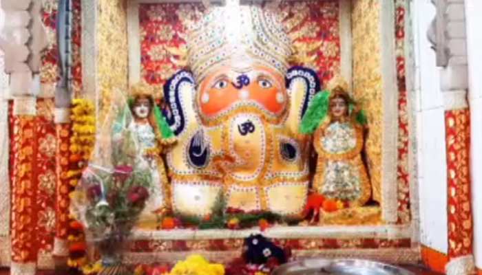 इस मंदिर में गणेशोत्सव के दौरान 1 दिन मुस्लिम समाज करता है बप्पा की आरती, चिठ्ठी लिखकर मांगते हैं मन्नत इस मंदिर में गणेशोत्सव के दौरान 1 दिन मुस्लिम समाज करता है बप्पा की आरती, चिठ्ठी लिखकर मांगते हैं मन्नत