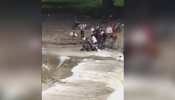 उज्जैन में पानी के साथ बही सड़कें, जान जोखिम में डाल नदी-नाले पार कर रहे लोग उज्जैन में पानी के साथ बही सड़कें, जान जोखिम में डाल नदी-नाले पार कर रहे लोग