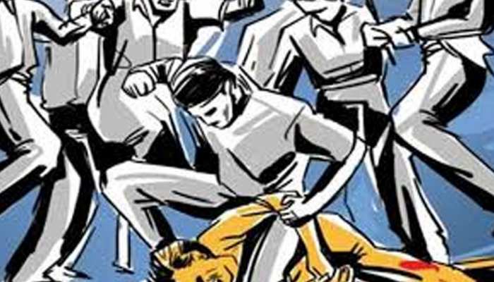 प्रतापगढ़: हत्या आरोपी के घर मुआवजे के लिए 70 लोगों ने मिलकर किया हमला, 4 घायल प्रतापगढ़: हत्या आरोपी के घर मुआवजे के लिए 70 लोगों ने मिलकर किया हमला, 4 घायल
