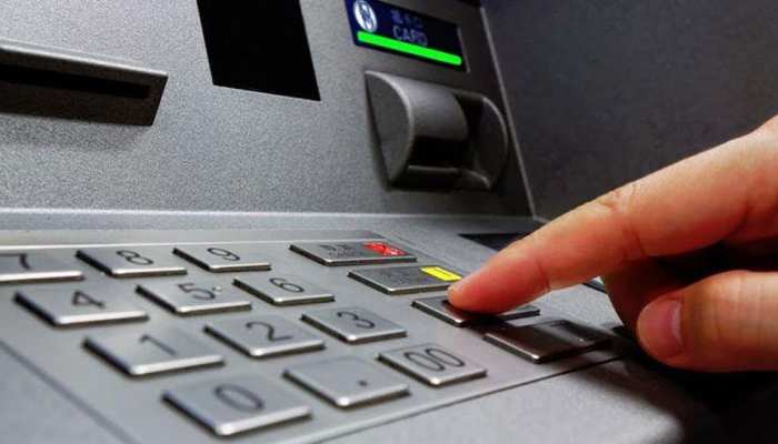 ATM में हुई तकनीकी गड़बड़ी, 2000 निकालने पहुंचे लोगों को मिले 20 हजार रुपये ATM में हुई तकनीकी गड़बड़ी, 2000 निकालने पहुंचे लोगों को मिले 20 हजार रुपये